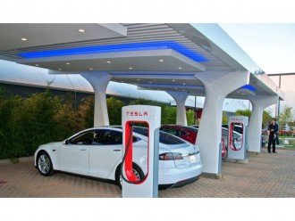 Daimler розкритикував зарядні станції Tesla