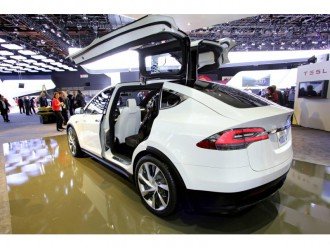 Tesla Model X змагається за увагу!