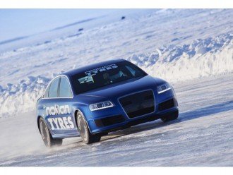 Шини Nokian ковзають повз Bentley..