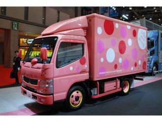 Рожева вантажівка для жінок від Mitsubishi Fuso