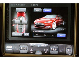 Огляд бортової системи в Tesla Model S