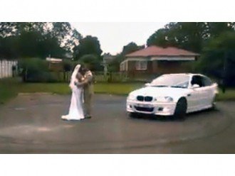 Весільна пара святкує весілля..