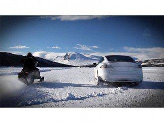 Tesla Model S P85D змагається з ... снегоходом!