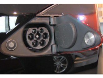 Відмінність американської та європейської версії Tesla Model S