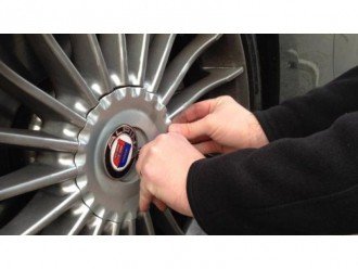 У колесах BMW B6 Alpina є доступ до клапана шини