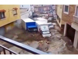 Повінь в Іспанії змила з доріг всі автомобілі