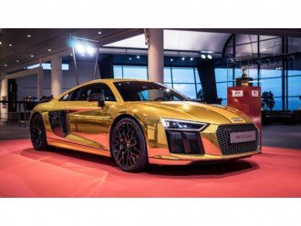 Audi святкує нагороду разом з R8