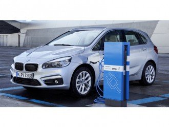 Гібридний компактвен BMW 225xe Active Tourer 2016