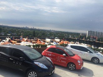 Електромобілі та кальян: у Києві на даху..