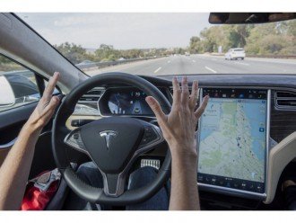 Нова версія прошивки Автопілот Tesla 8.0