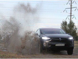 Перший тест-драйв Tesla Model X в Україні