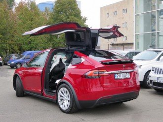 Тесла X прискорила двері «крила сокола»