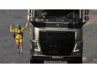 Volvo FH 540 підняв парапланер в небо