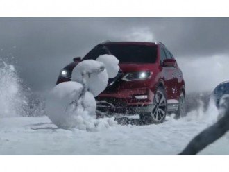 Паркетник» Nissan Rogue атакували сніговики. Відео