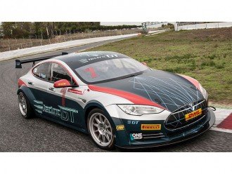 Гоночна Model S проходить повороти на Electric GT
