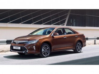Седан Toyota Camry злегка оновився для України і Росії