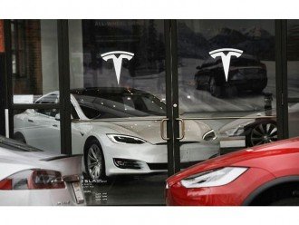 Tesla відкликає 53 000 електромобілів