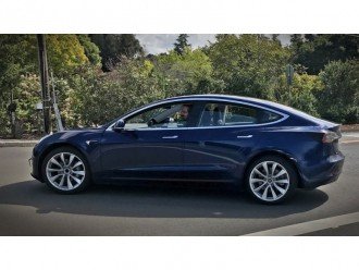 Передсерійний прототип Tesla Model 3 зблизька
