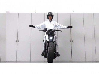 Мотоцикл Honda ASIMO, балансує самостійно