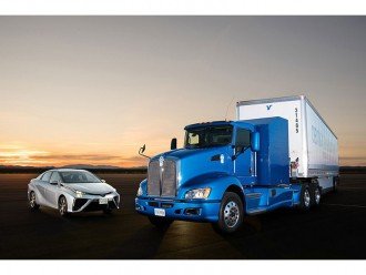 Фура на водні проти дизельної вантажівки