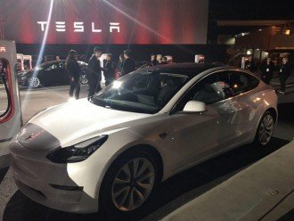 Tesla розпочала продажі електромобіля Model 3