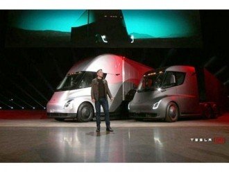 Електровантажівка Tesla Semi Truck. Запас ходу 800км