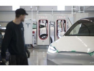 Як збираються автомобілі Tesla на заводі в Каліфорнії.