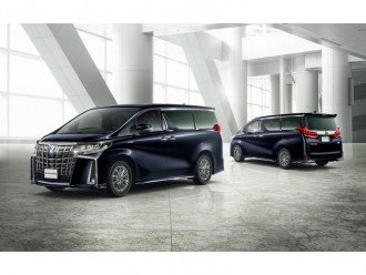 Мінівен Toyota Alphard оновився зовні і технічно.
