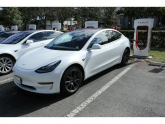 Тест-драйв електромобіля Tesla Model 3