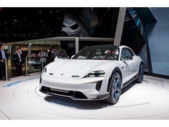 Porsche Mission E Cross Turismo показав салон майбутнього