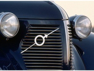 Причина наявності у Volvo діагональної лінії на решітці.
