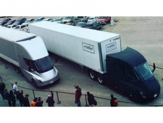 Електрогрузовики Tesla Semi вирушили в перший рейс