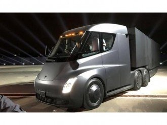 Тесла протестувала шини електричної вантажівки Semi