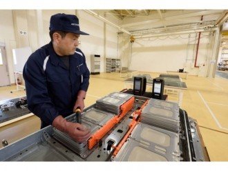 Nissan буде відновлювати батареї електромобілів.