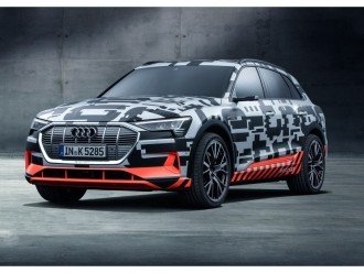 У салоні Audi e-tron - п'ять дисплеїв! Батарея 95 кВт/г.
