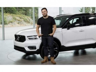 Tesla перекупила дизайнера з Volvo