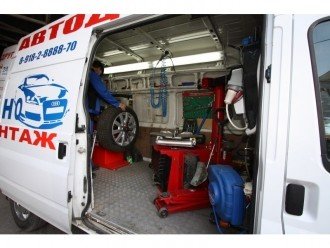 Мобільний шиномонтаж - установка шин на дорозі