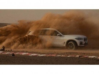 BMW побудувала гоночну трасу в пустелі