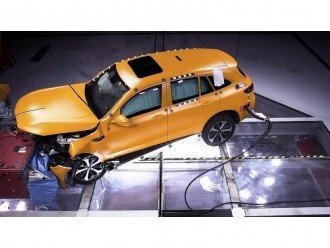 Електричний Mercedes-Benz EQC проходить краш-тести