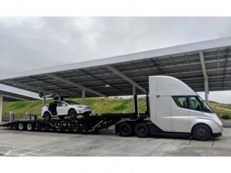 Tesla буде возити легковики на своїх електрогрузовиках
