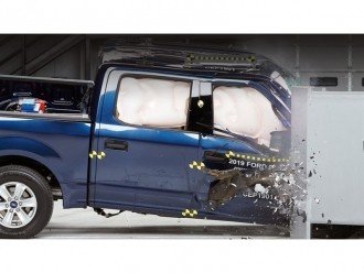 Пікап Ford F-150 проходить краш-тести IIHS