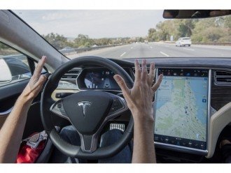 Автопілот Tesla не бачить вантажівки!