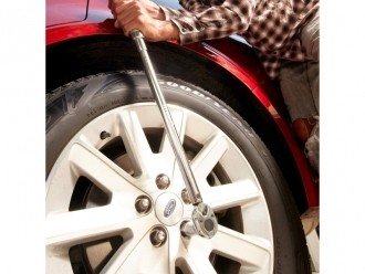 Затягування гайок на колесах автомобіля