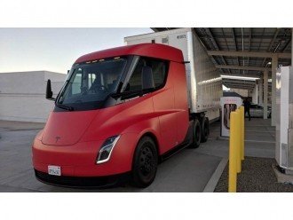 Електровантажівка Tesla Semi на випробуваннях