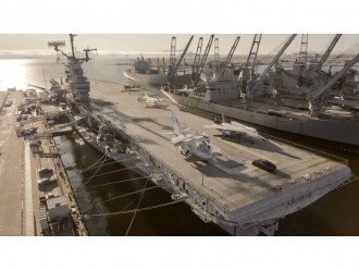 Розгін Porsche Taycan на палубі авіаносця USS Hornet