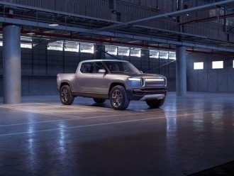 Tesla Cybertruck програє війну електропікапів Rivian R1T
