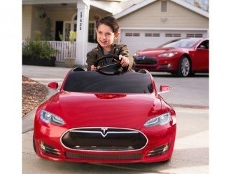 Дитячий електромобіль Tesla Model S: щастя можна купити