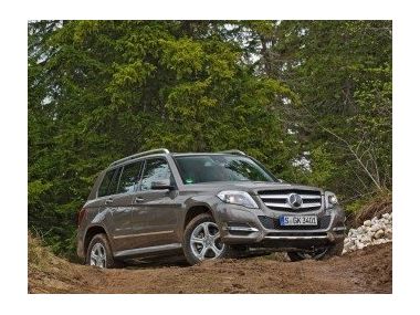 Mercedes-Benz GLK за спиною оновленого G-класу