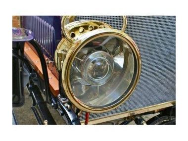 Еволюція автомобільних фар: від гасу до світлодіода