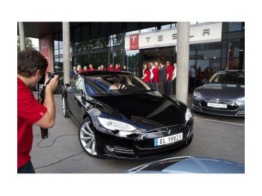Кожна 10 продана машина в Норвегії Tesla Model S